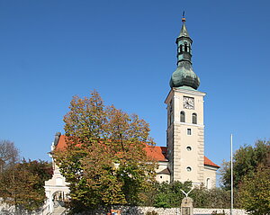 Niedersulz, Pfarrkirche hl. Johannes der Täufer, im Kern mittelalterlicher Bau, 1632 barockisiert, vielleicht ehemals Wehrkirche,
