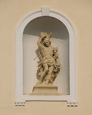 Prottes, Pfarrkirche Mariae Himmelfahrt, Skulturen der Südfassade, 18. Jh.:H. Sebastian im Giebel