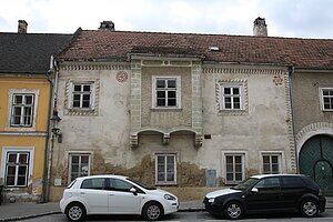 Bruck an der Leitha, Wiener Gasse Nr. 11, spätgotisches Bürgerhaus mit Flacherker und Sgrafitti