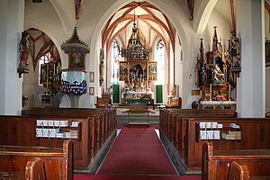 St. Georgen am Ybbsfelde, Pfarrkirche hl. Georg, Kircheninneres, Blick gegen Hochaltar, neugotische Ausstattung