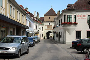 Traismauer, Wiener Straße, im Hintergrund das Wiener Tor