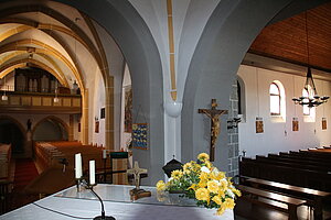 Echsenbach, Pfarrkirche hl. Jakobus der Ältere, Blick vom Altar in den alten und neuen Kirchentrakt