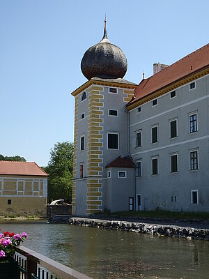 Kottingbrunn, spätromanische Wasserburg, Umbau in Renaissanceschloss im 16. Jh.