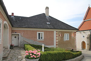 Lengenfeld, Pfarrhof, im 18. und 19. Jh. um- und ausgebaut, 1792 und 1856 bezeichnet