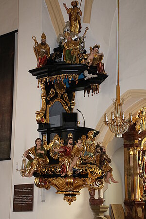 St. Leonhard am Forst, Pfarrkirche St. Leonhard, prunkvolle Hängekanzel, um 1730