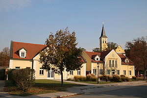 Ebenthal, Blick gegen Gemeindeamt und Pfarrkirche