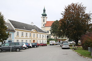 Wolkersdorf, Kirchenplatz mit Pfarrhof