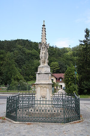 Thenneberg, Gedenksäule, gestiftet 1850 für den 1849 bei den Kämpfen in Ungarn verwundeten Ferdinand Scheder