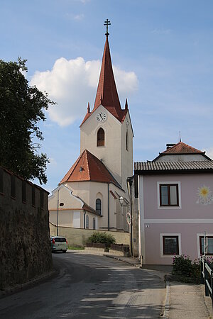 Schweiggers, Pfarrkirche hl. Ägydius, spätromanische Ost-Turmkirche, um 1430 durch gotischen Chor erweitert