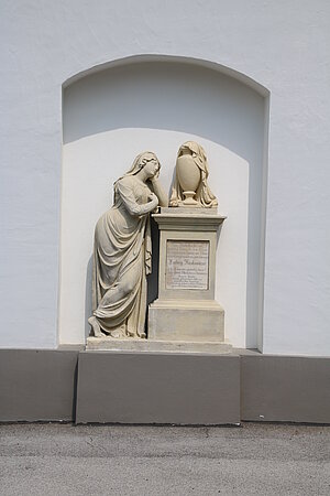 Langenzersdorf, Pfarrkirche hl. Katharina, Grabmal eines Postmeisters, 1828