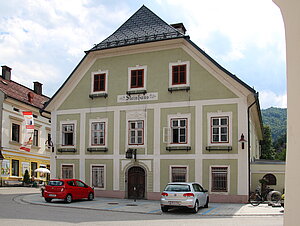 Hollenstein an der Ybbs, Dorf Nr. 4, sog. Steinhaus, ehem. Brauerei und Gasthof, Fassadengliederung bez. 1798