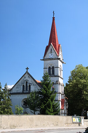 Zillingdorf, Pfarrkirche hl. Georg, im Kern gotische Saalkirche, 1614 weiderhergestellt, neuromanisch umgestaltet