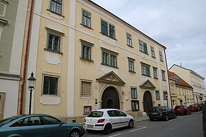 Bruck an der Leitha, Hauptplatz 5, Pfarrhof, 1732 umgebaut