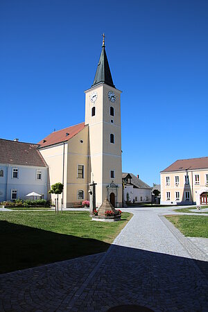 Hirschbach, Pfarrkirche Kreuzerhöhung, urspr. Schlosskirche