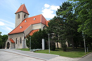 Himberg, Pfarrkirche hl. Georg, 1130 errichteter romanischer Bau mit frühgotischem Chor und spätgotischem Turm