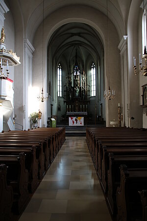 Hollabrunn, Pfarrkirche hl. Ulrich, Blick in das in der 2. Hälfte des 17. Jahrhunderts barockisierte Kircheninnere