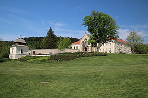 Mayerling, Kloster der Unbeschuhten Karmeliterinnen, ehem. Jagdschloss Kronprinz Rudolfs, 1886 errichtet, 1889 Umbau zum Kloster