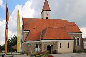 Pottenbrunn, Pfarrkirche hl. Ulrich, zweischiffiger Bau der Gotik, wohl um 1400