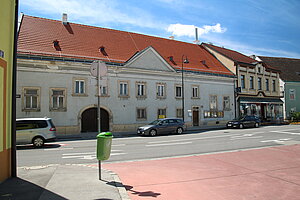 Himberg, Himberger Hauptplatz, Pfarrhof, um 1731-33 in heutiger Form ausgebaut