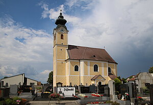 Langenrohr, Pfarrkirche hl. Nikolaus, von Friedhof umgeben, spätbarocker Bau (Weihe 1758), der West-Turm im Kern mittelalterlich