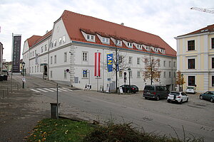 Neulengbach, Hauptplatz Nr. 2: dreiflügeliger Spätrenaissancebau, erbaut um 1620