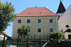 Großgöttfritz, Pfarrhof innerhalb der ehemaligen Burgkirchenanlage, 18. Jh.