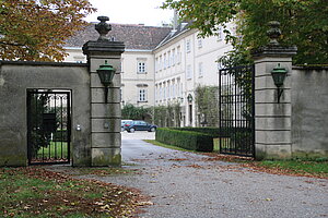 Ulrichskirchen, Schloss in erhöhter Lage am südöstlichen Ortsrand, 16./17. Jh.
