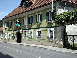 Hohenberg, Gasthus zu den zwei Linden, im Kern 18. Jh., historistische Fassade
