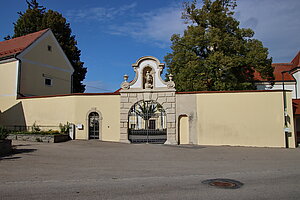 Reinprechtspölla, Pfarrkirche hl. Pankraz, Mauer und Portal zum Pfarrhof