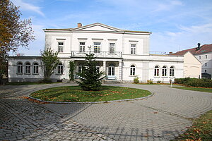 Hainburg, Landstraße 2, Villa Zicha, Gartenpalais, Anfang 19. Jh. für Moritz W. Schloss erbaut, ab 1933 Kinderheim