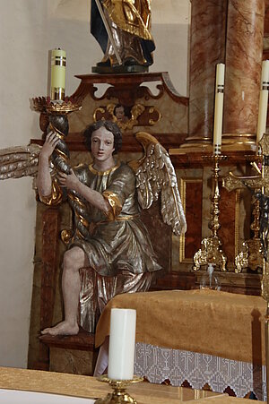 Neukirchen am Ostrong, Pfarrkirche Mariae Himmelfahrt, Leuchterengel des Hochaltares, 18. Jahrhundert