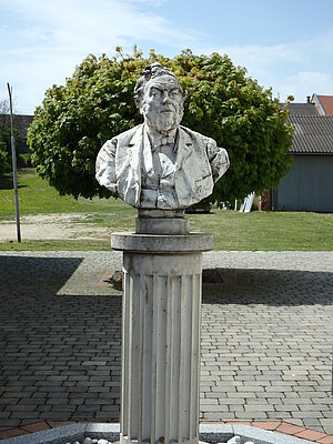 Hausbrunn, Denkmal für Gottfried Edler von Preyer