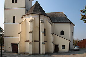 Prottes, Pfarrkirche Mariae Himmelfahrt, Blick auf den gotischen Ostchor und den barocken Chorabschluss im Norden
