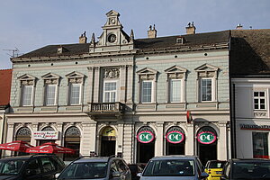 Hollabrunn, Hauptplatz Nr. 9: Ehemalige Poststation, 1690 urkundlich erwähnt, späthistoristischer Bau mit Uhrengiebel