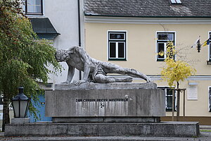 Wolkersdorf, Kriegerdenkmal auf dem Kirchenplatz, 50er Jahre des 20. Jh.s