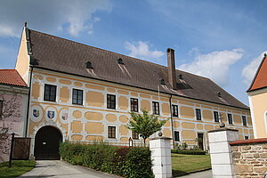 Großschönau, Pfarrhof, 1697-1700, Fensterfaschen und Putzfeldergliederung
