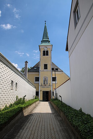 Kapelle hll. Laurentius und Anna, ehemalige Schlosskapelle des 1603 errichteten und 1802 abgetragenen Schlosses, Fassadenturm von 1865