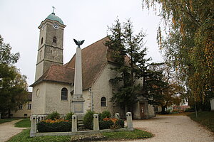 Ulrichskirchen, Pfarrkirche hl. Ulrich, im Langhaus barockisierte gotische Staffelkirche, mit gotischem, in der Barockzeit verändertem Turm