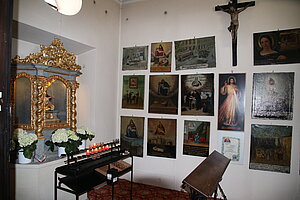 Maria Lanzendorf, Pfarr- und Wallfahrtskirche Schmerzhafte Mutter Gottes, Devotionalienkapelle
