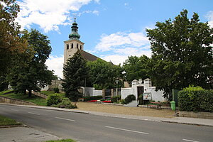 Palterndorf, Blick gegen Pfarrkirche und Pfarrhof