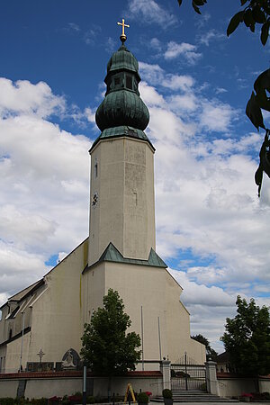 Wolfsbach, Pfarrkirche hl. Veit, spätgotische Hallenkirche mit vorgestelltem West-Turm, polygonaler Chor