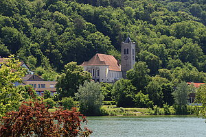 Blick auf Greifenstein mit Pfarr- und Wallfahrtskirche Maria Sorg