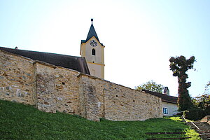 Zelking, Pfarrkirche hl. Erhard, im Kern romanisches Langhaus mit spätgotischen bzw. Spätrenaissancegewölbe, Chor Mitte 14. Jh.