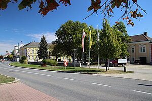 Felixdorf, Hauptplatz mit Glockenhäuschen