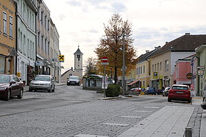 Neulengbach, Blick über den Hauptplatz Richtung Altes Rathaus