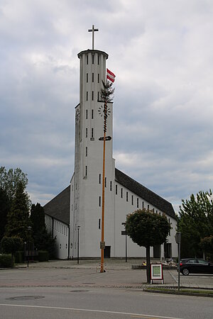 Prinzersdorf, Pfarrkirche Hl. Familie, 1961-66 nach Plänen von Julius Bergmann in Skelettbauweise errichtet