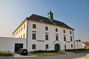 Raggendorf, Schloss Raggendorf, vierflügeliger Renaissancebau in der Ortsmitte, Ende 16. Jh.