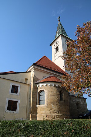 Spannberg, Pfarrkirche h. Martin, romanische Rundapsis mit romanischen Schlussfenster