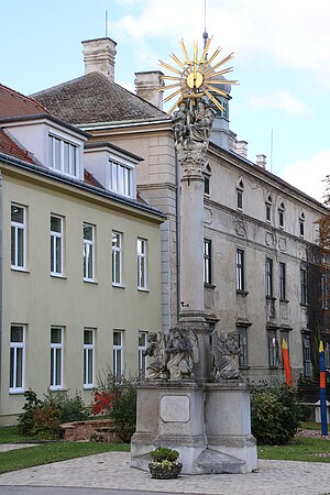Stronsdorf, Dreifaltigkeitssäule auf dem Kirchplatz, 1826