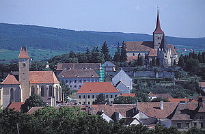 Blick über Pulkau, links im Vordergrund die Filialkirche hl. Blut, rechts im Hintergrund die Pfarrkirche